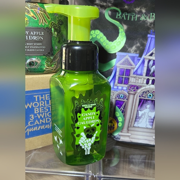 Candy Apple Cauldron 4-Piece Gift Set w/Bag • Bath & Body Works • - Picture 11 of 16